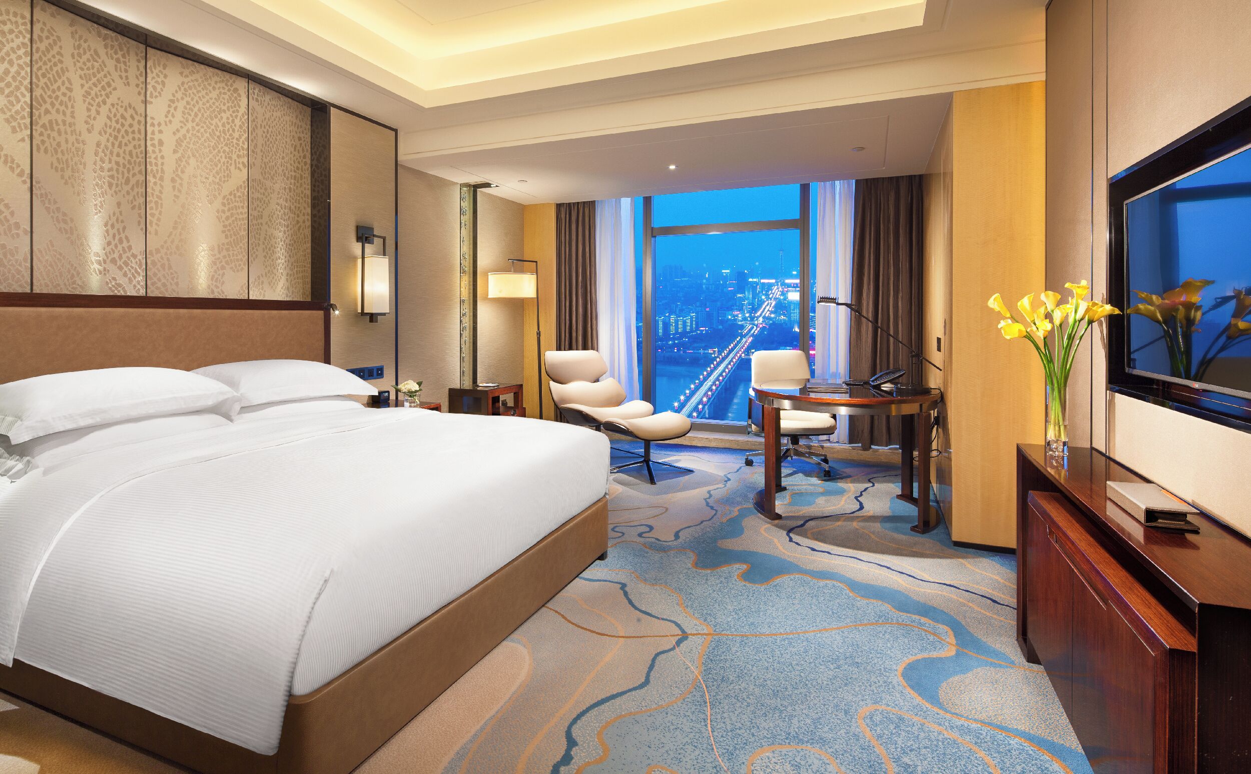 King Deluxe Room River View | Premium bedding, minibar, in-room safe, desk