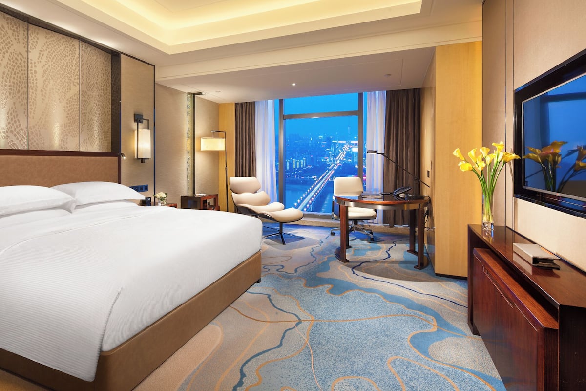 Kamar Deluks, 1 Tempat Tidur King, pemandangan sungai | 1 kamar tidur, seprai premium, minibar, dan brankas