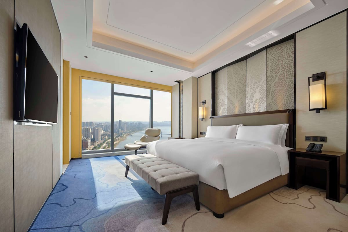 King Deluxe Suite | 1 bedroom, premium bedding, minibar, in-room safe