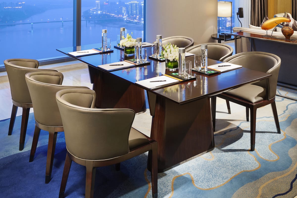 Suite Eksekutif, 1 Tempat Tidur King, Akses Club Lounge | Area keluarga | Televisi LCD 42-inci dengan saluran TV kabel, TV, dan film berbayar