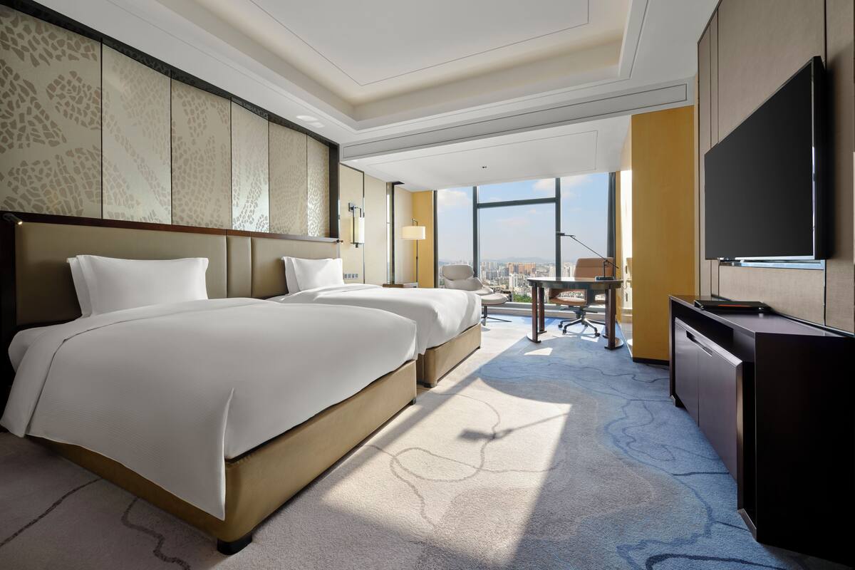 Luxe beddengoed, een minibar, een kluis op de kamer, een bureau