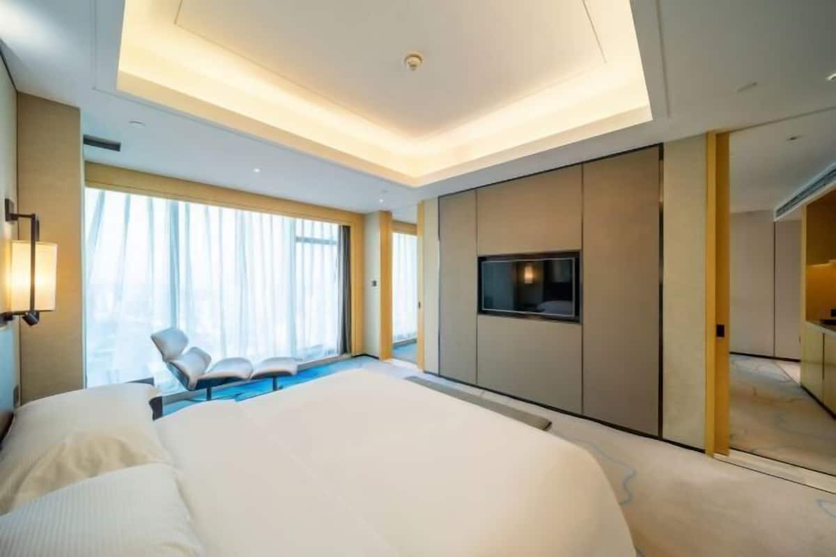 1 kamar tidur, seprai premium, minibar, dan brankas