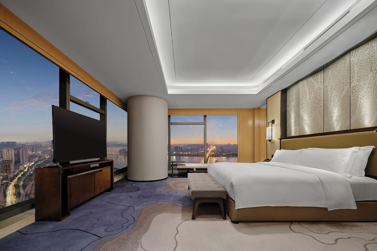 King Executive Suite River View