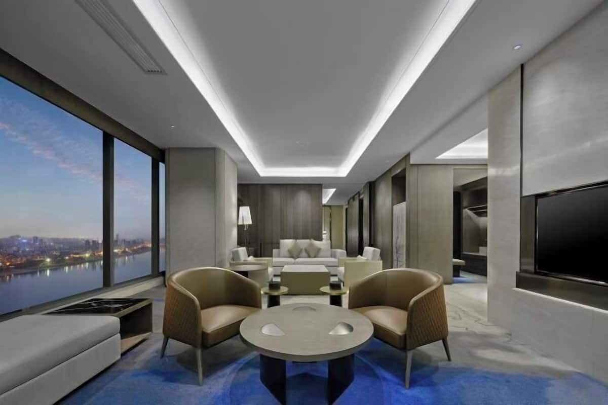 Area keluarga | Televisi LCD 42-inci dengan saluran TV kabel, TV, dan film berbayar