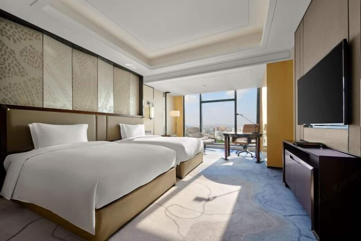 1 bedroom, premium bedding, minibar, in-room safe