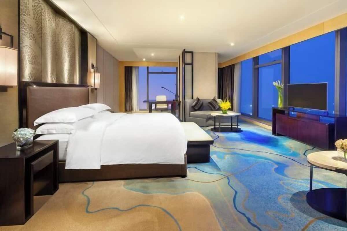 1 bedroom, premium bedding, minibar, in-room safe