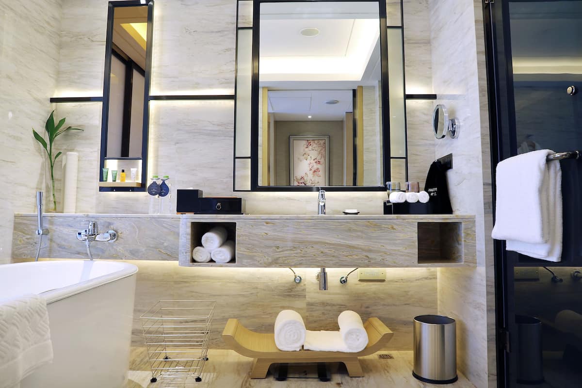 Bathtub dan shower terpisah dan pancuran hujan