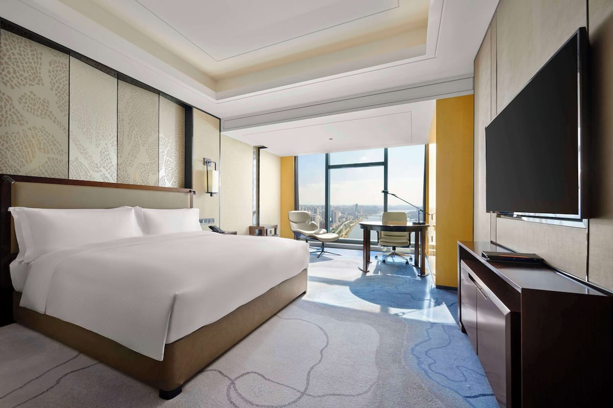1 bedroom, premium bedding, minibar, in-room safe