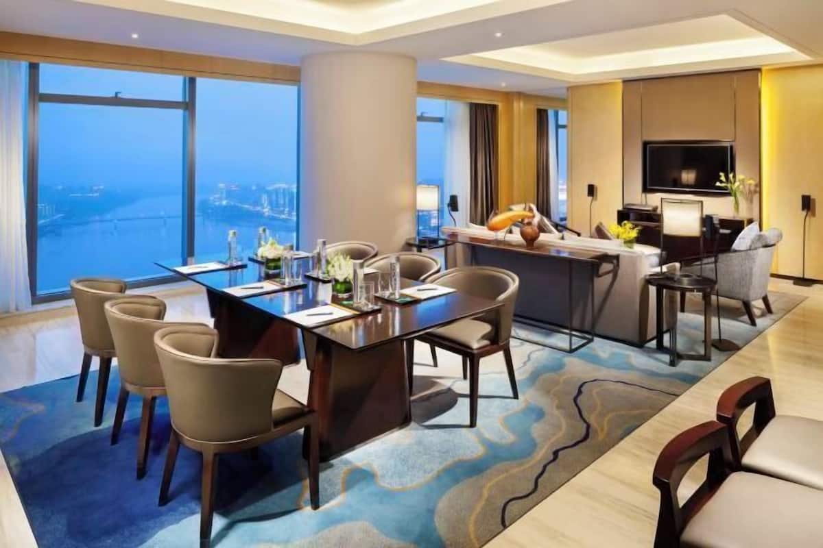 Tempat makan | 4 restoran, melayani sarapan, makan siang; sajian masakan Italia