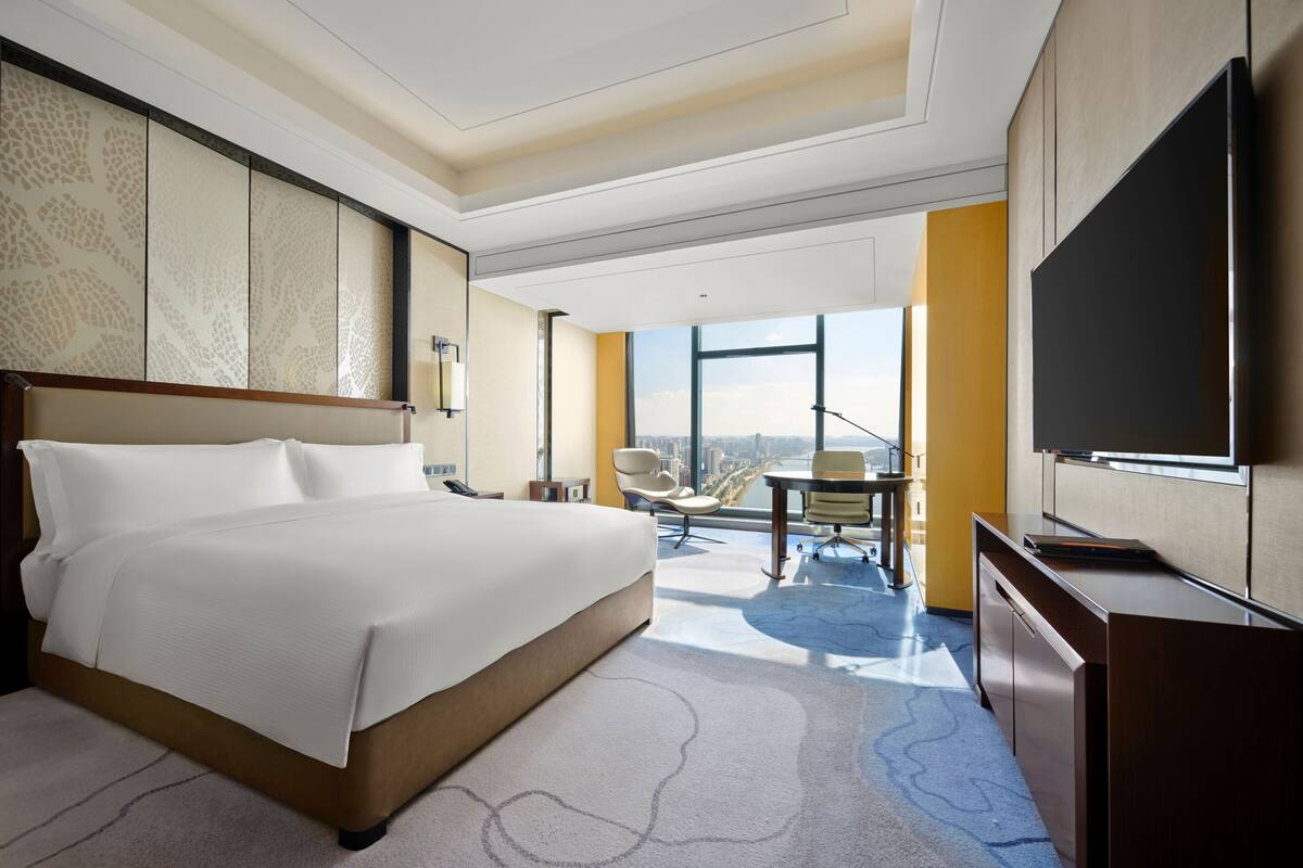 Family Room, 1 King Bed, Non Smoking (Connecting Room with View)