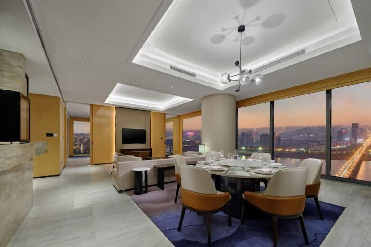 Tempat makan | 4 restoran, melayani sarapan, makan siang; sajian masakan Italia