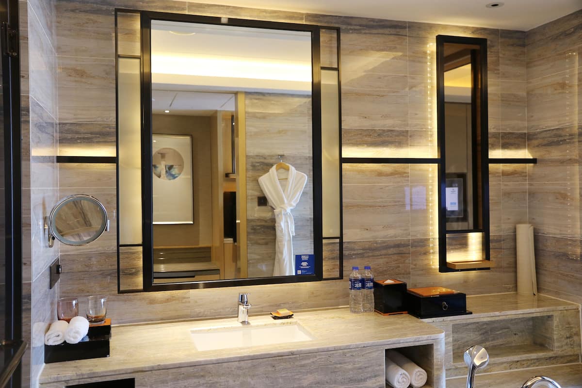 Kamar Basic, 2 Tempat Tidur Twin | Kamar mandi | Bathtub dan shower terpisah dan pancuran hujan