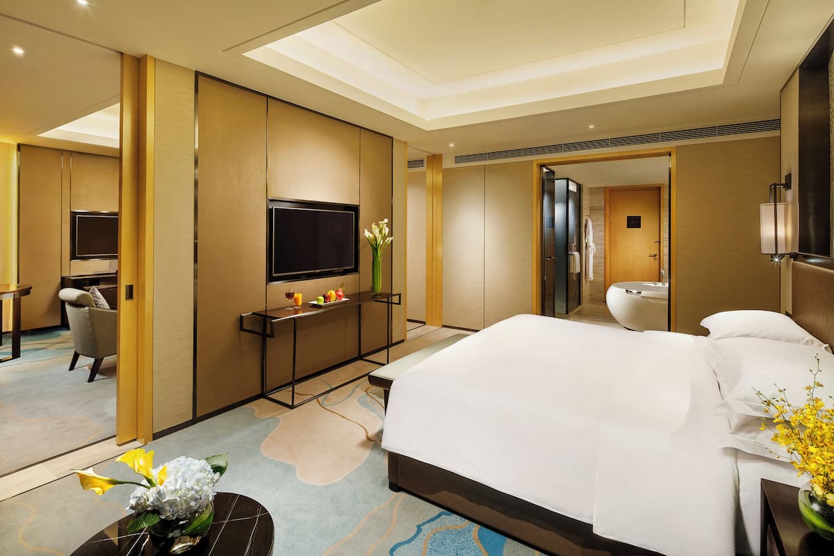 Suite Deluks, 1 Tempat Tidur King | 1 kamar tidur, seprai premium, minibar, dan brankas