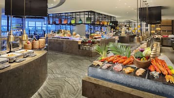 4 restauranter; serverer morgenmad, frokost og italienske retter