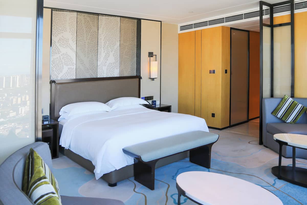 Studio Premium, 1 Tempat Tidur King, pemandangan sungai | 1 kamar tidur, seprai premium, minibar, dan brankas