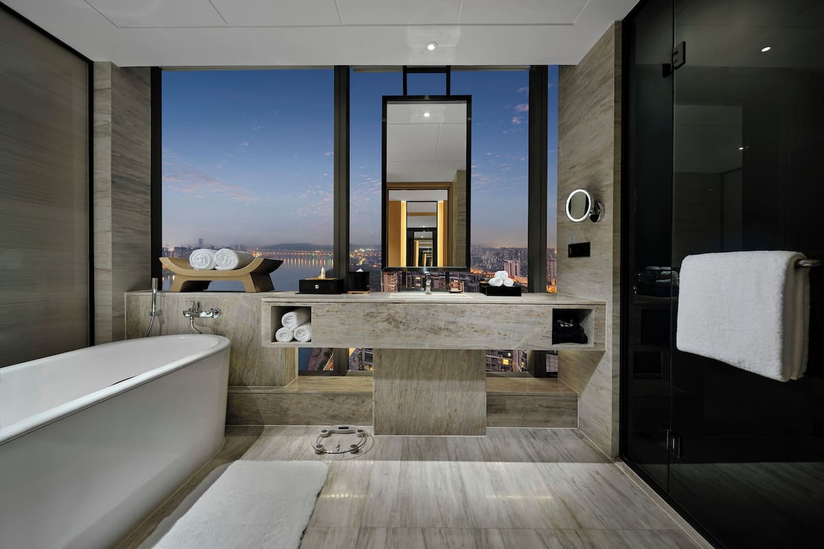 Kamar Premium, 1 Tempat Tidur King, pemandangan sungai | Kamar mandi | Bathtub dan shower terpisah dan pancuran hujan