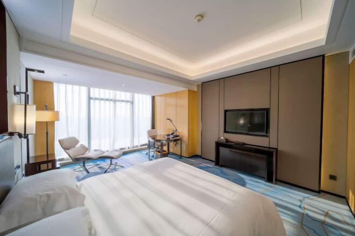 1 kamar tidur, seprai premium, minibar, dan brankas
