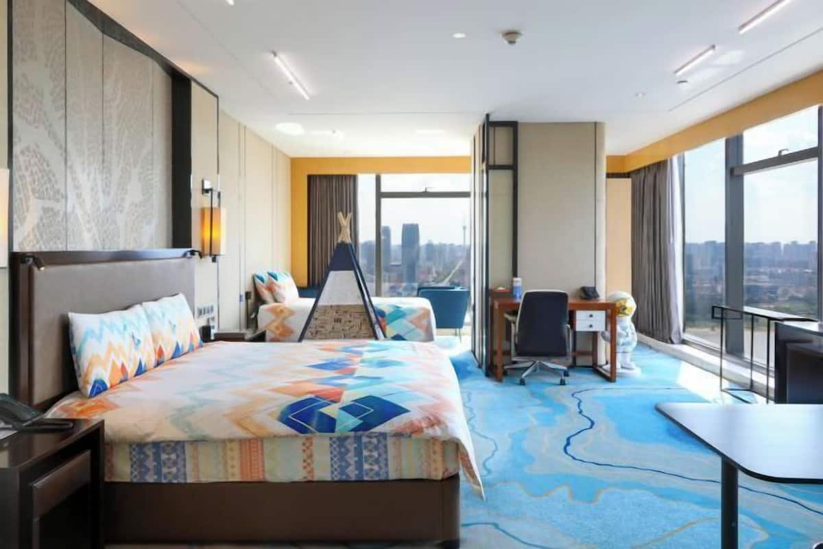 1 bedroom, premium bedding, minibar, in-room safe