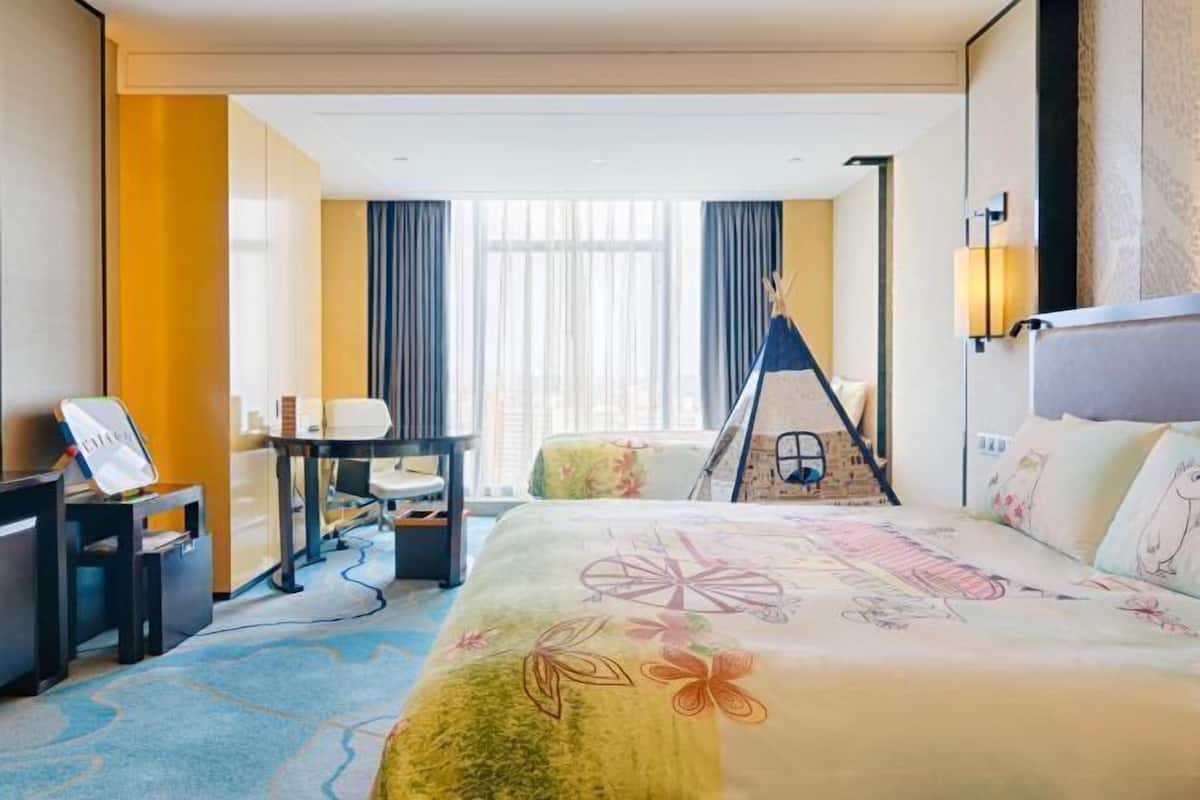 1 bedroom, premium bedding, minibar, in-room safe