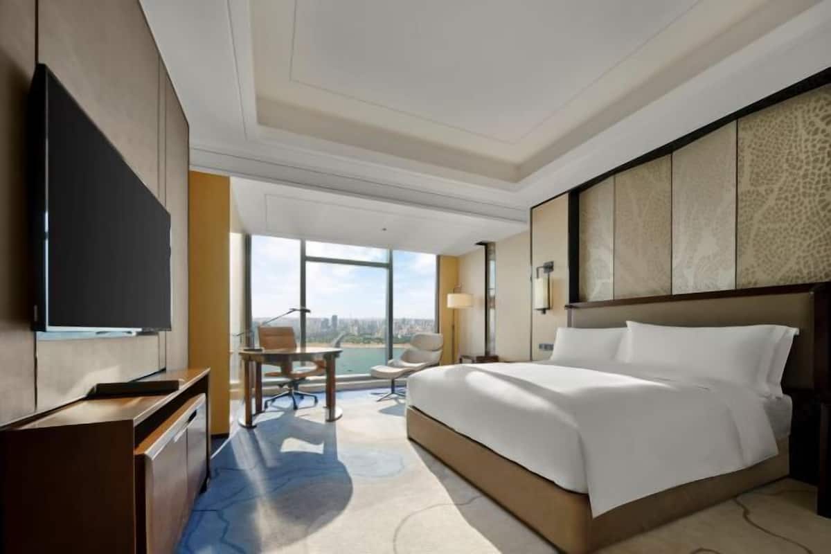 1 bedroom, premium bedding, minibar, in-room safe