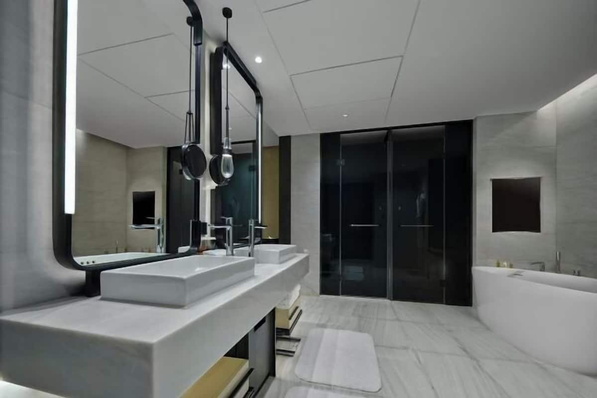 Kamar mandi | Bathtub dan shower terpisah dan pancuran hujan