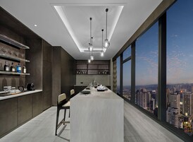 Ropa de cama de alta calidad y minibar 