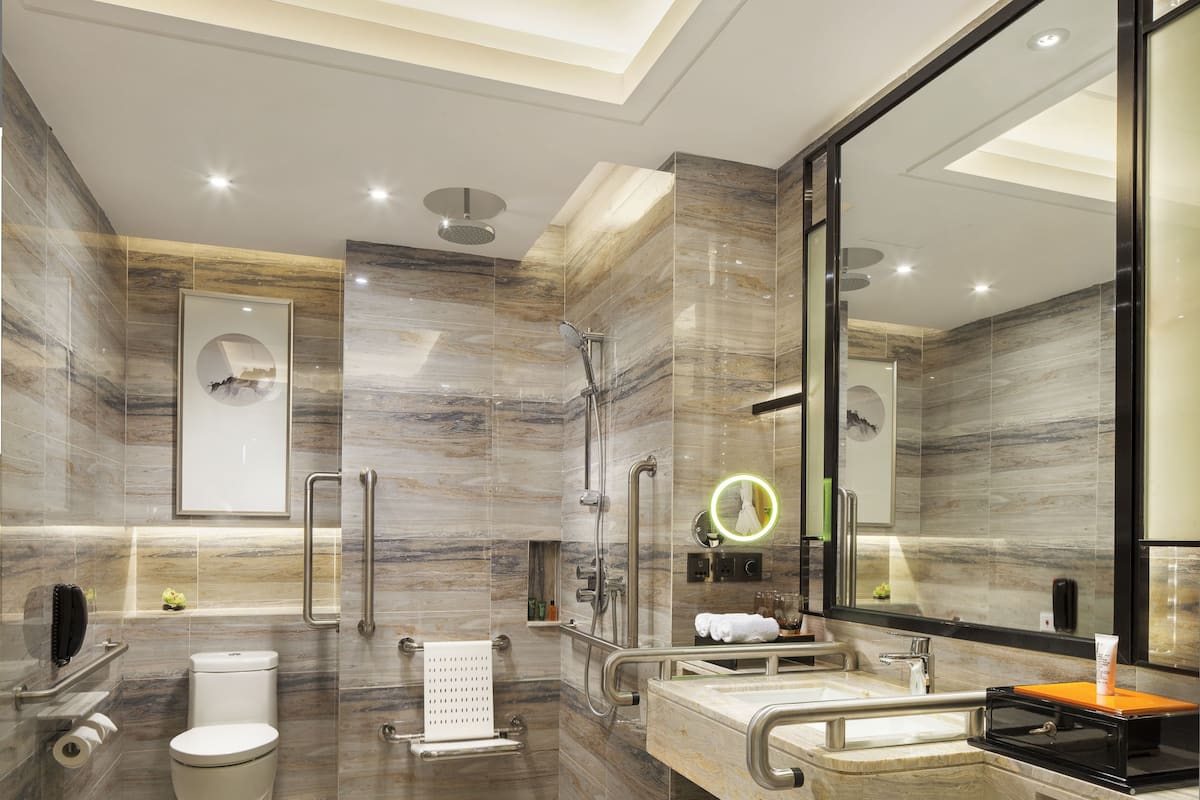 1 kamar tidur, seprai premium, minibar, dan brankas