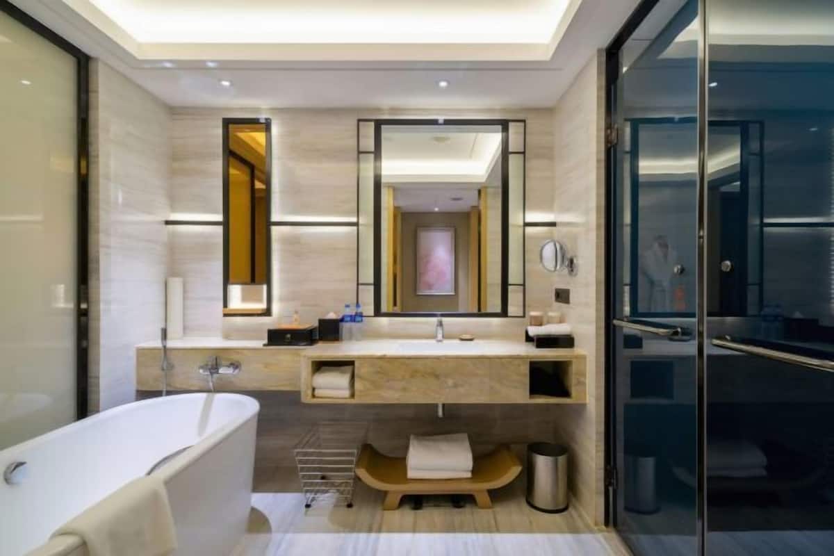 Bathtub dan shower terpisah dan pancuran hujan