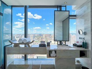 King Premium Studio River View | Bathroom | Separate tub and shower, rainfall showerhead, designer toiletries - Hilton Zhuzhou (Zhuzhou)