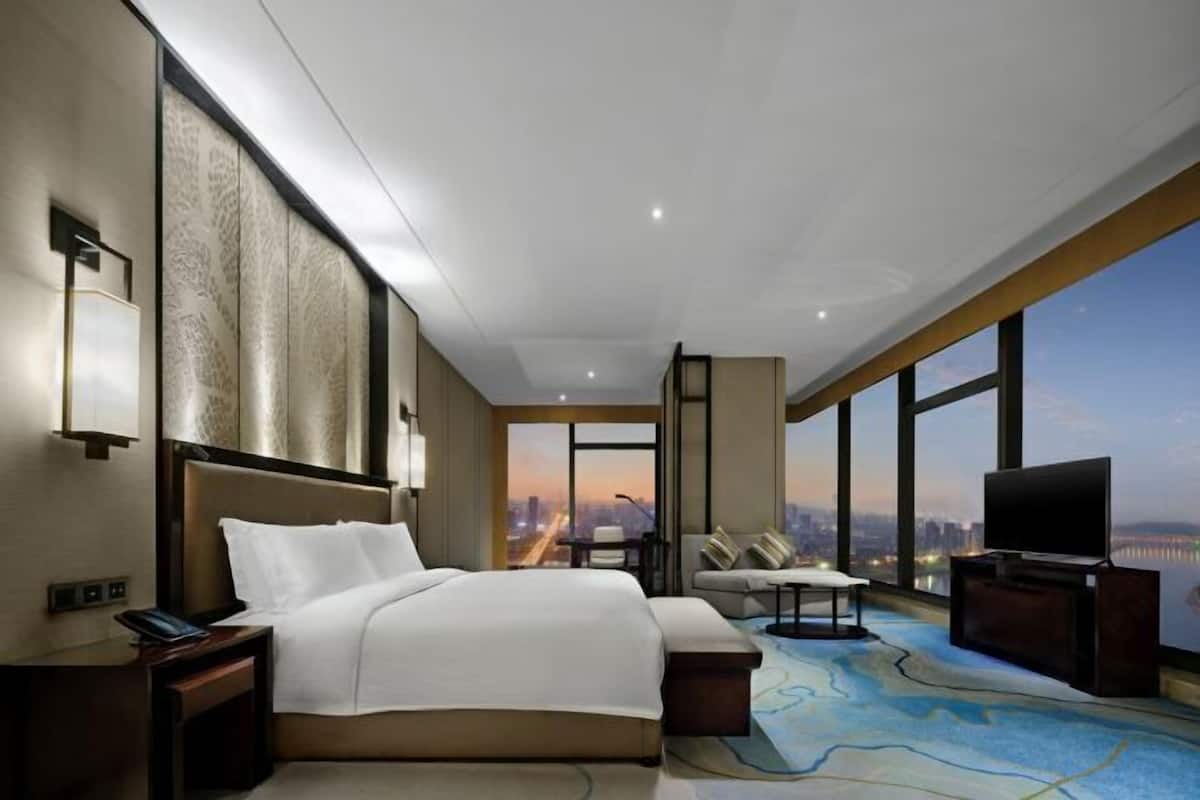 1 kamar tidur, seprai premium, minibar, dan brankas