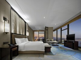 Quarto premium, 1 cama King, vista para o rio | Roupas de cama premium, frigobar, cofres nos quartos, escrivaninha