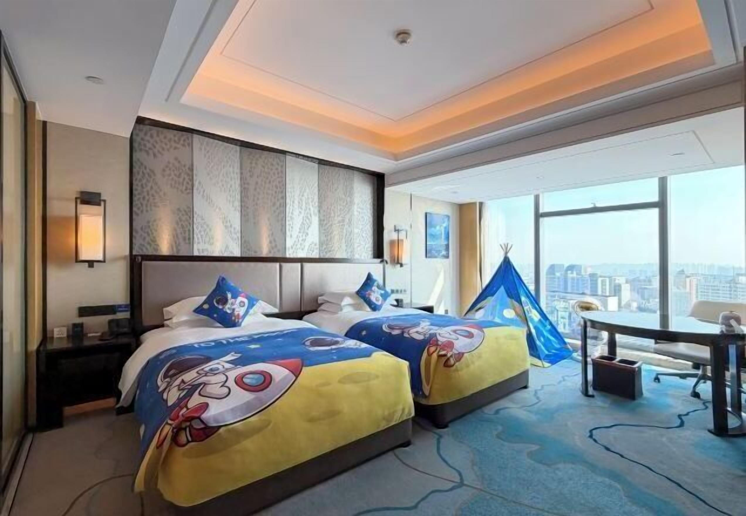 Ylelliset vuodevaatteet, minibaari, tallelokero huoneessa, työpöytä