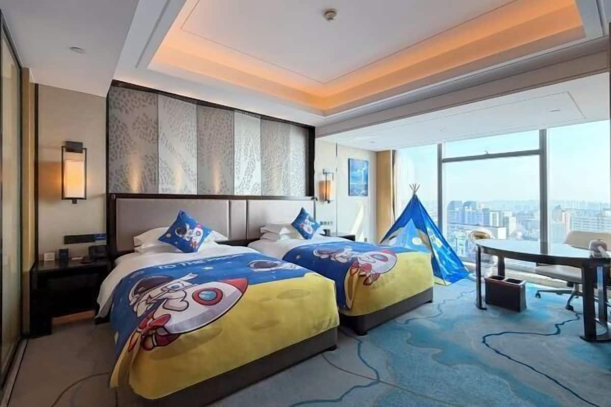 Luxe beddengoed, een minibar, een kluis op de kamer, een bureau