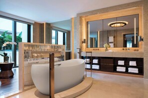 Badewanne und Dusche (separat), kostenlose Toilettenartikel