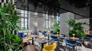 2 間餐廳;供應早餐、午餐、晚餐;多國菜