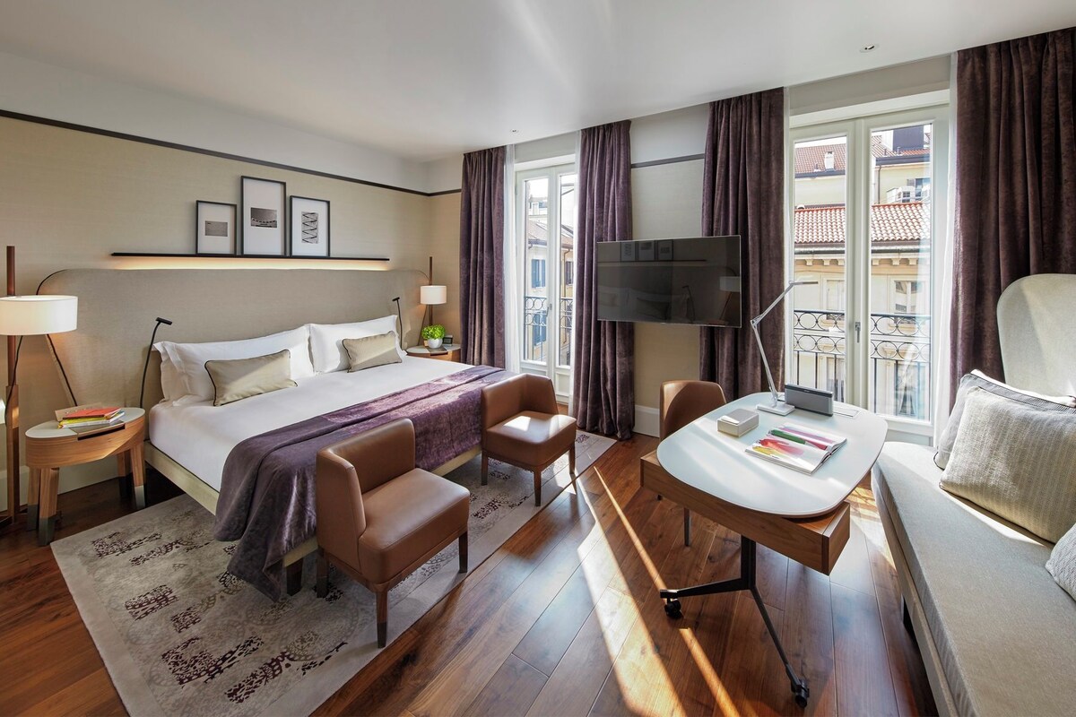 Egyptian cotton sheets, premium bedding, minibar, in-room safe