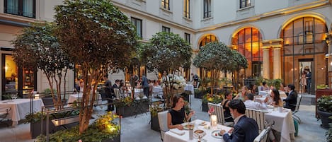 2 restaurantes, se sirven desayunos, comidas y cocina internacional