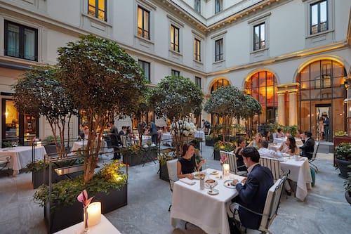 2 restaurants servant le déjeuner, le dîner et le souper