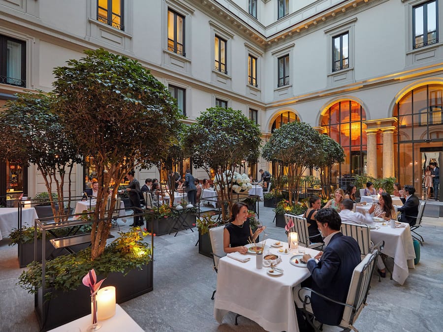 2 restaurantes; se sirve desayuno, almuerzo y cena; cocina internacional