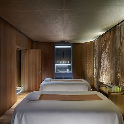 Salas de tratamiento para parejas, sauna y tina de hidromasaje