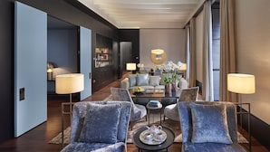 A modern hotel lobby with a sofa set, a coffee table, and a chandelier. - Mandarin Oriental, Milan (Milan)