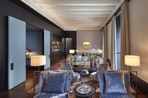 A modern hotel lobby with a sofa set, a coffee table, and a chandelier. - Mandarin Oriental, Milan (Milan)