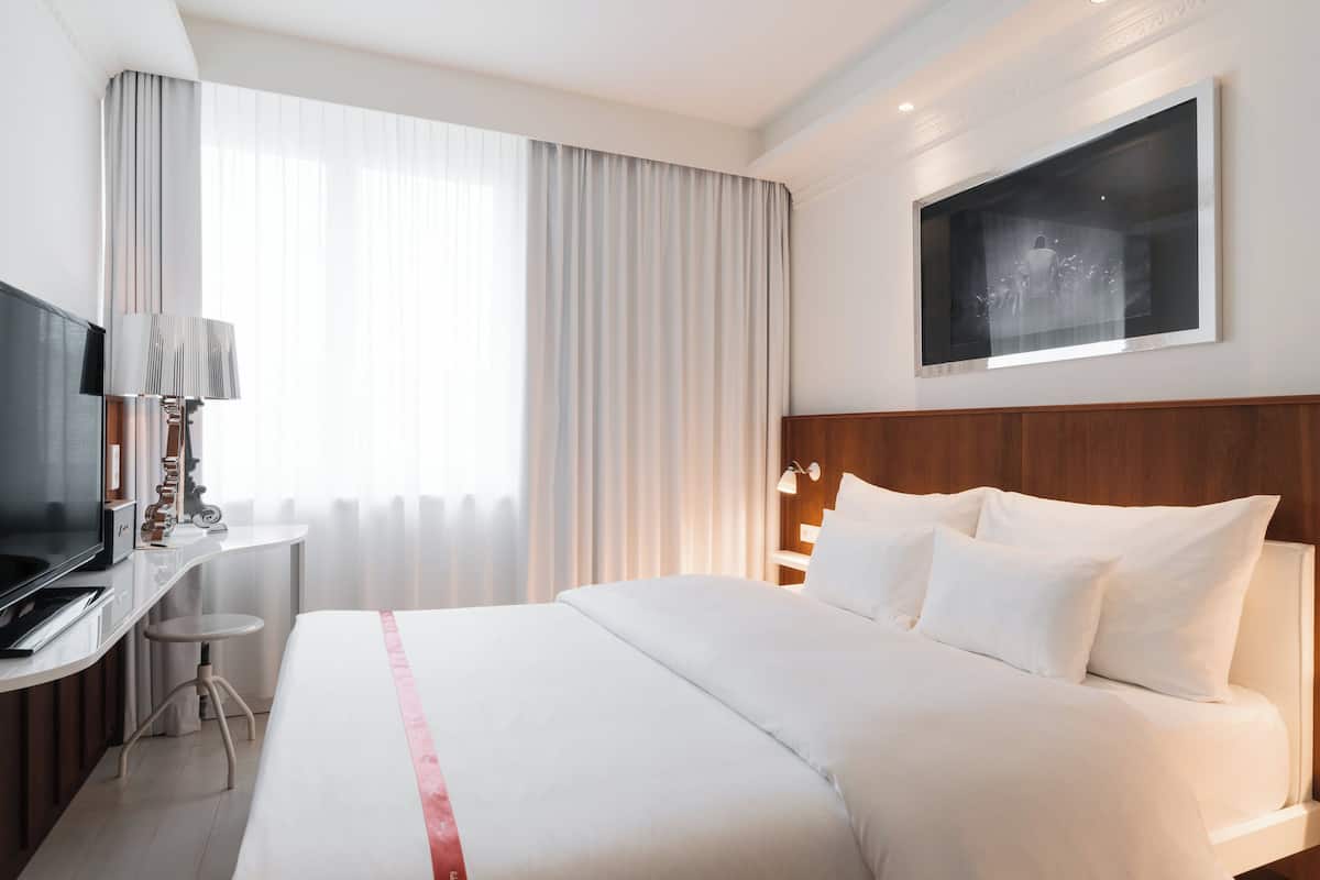 Premium bedding, in-room safe, individually decorated