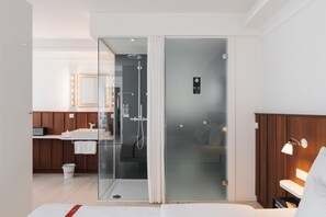 Lovely Room | Bad | Dusj, regndusjhode, designertoalettartikler og hårføner