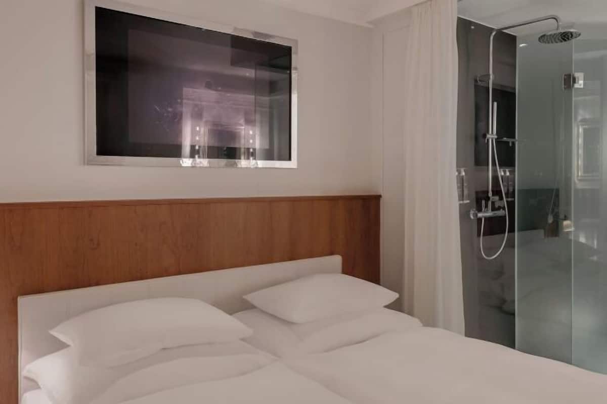 Premium bedding, in-room safe, individually decorated
