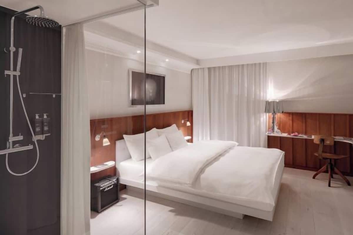 Premium bedding, in-room safe, individually decorated