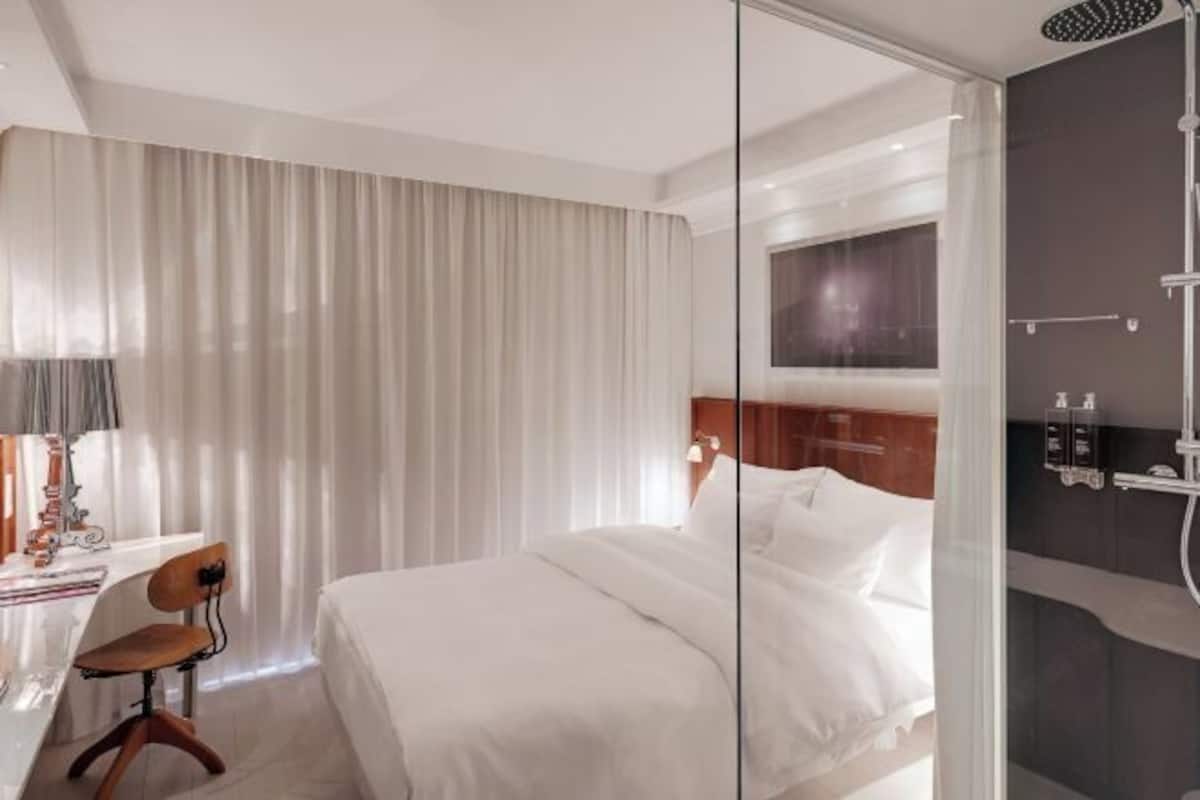Premium bedding, in-room safe, individually decorated