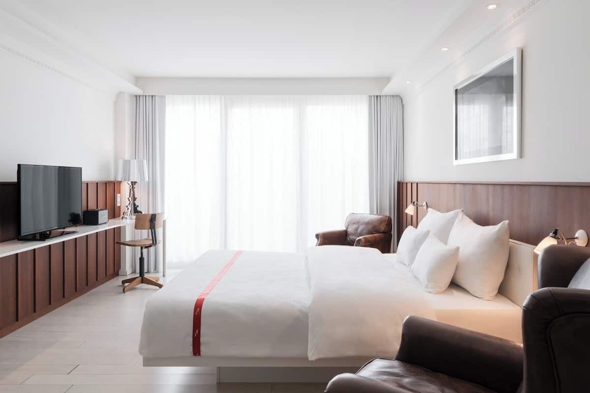 Premium bedding, in-room safe, individually decorated
