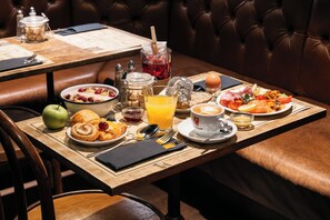 Petit déjeuner buffet servi tous les jours en supplément