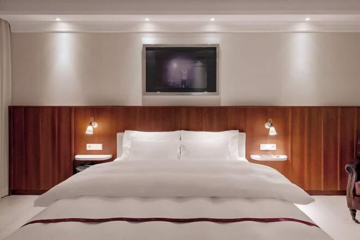 Premium bedding, in-room safe, individually decorated